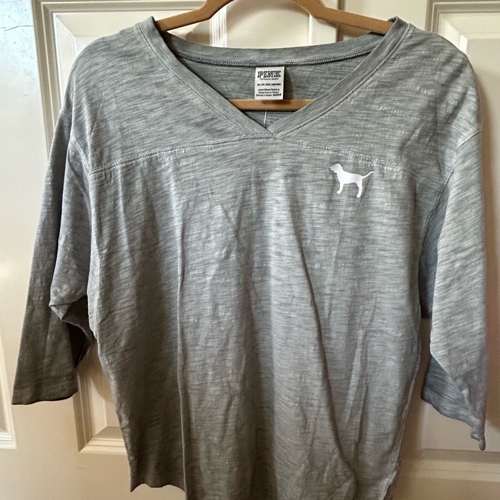 NWT VS PINK V-NECK quarter sleeve Tee, size XS, in gray